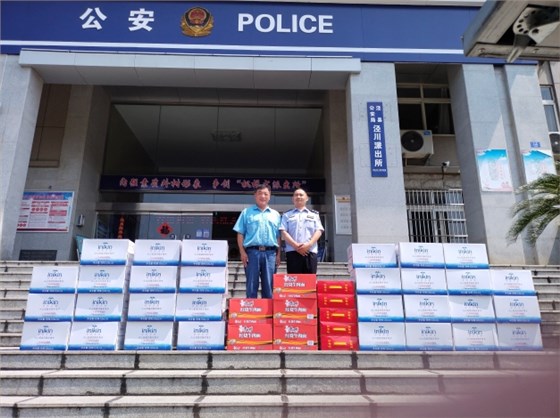圖為公司安全環(huán)境保護處處長董萌蓓為子弟兵及公安民警送去慰問品，并致以節(jié)日的問候和祝福