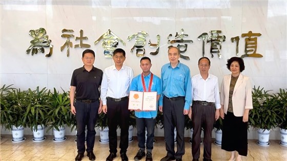 省、市總工會(huì)為皖南電機(jī)“全國五一勞動(dòng)獎(jiǎng)?wù)?rdquo;獲得者授牌頒獎(jiǎng)