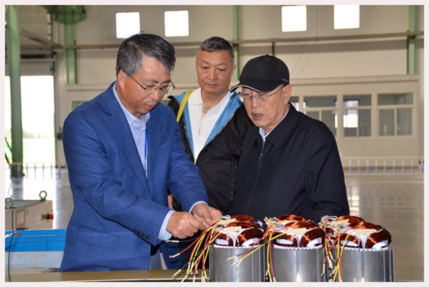 圖為中國機械工業(yè)聯(lián)合會特別顧問蔡惟慈（右一）、上海電器科學研究所(集團)有限公司黨委書記鄒孟奇（中）在公司副總經理孫躍（左一）的陪同下參觀皖南電機生產車間